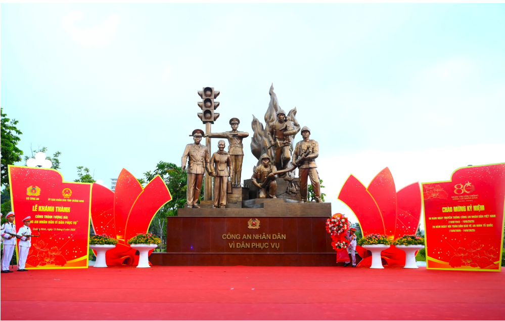 Khánh thành công trình Tượng đài “Công an nhân dân vì dân phục vụ”